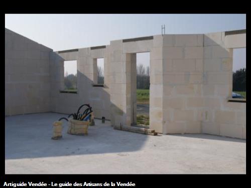 La Maçonnerie du Chêne Vert est maçon à Pouzauges 85700 en Vendée. Nous  réalisons la maçonnerie, couverture et étanchéité de votre habitation ou  local.